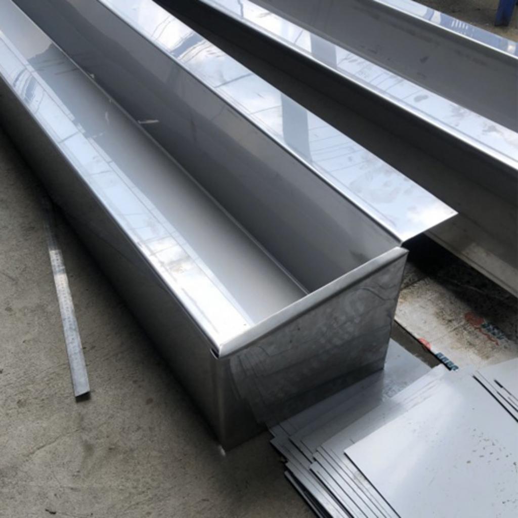 Cắt laser fiber và chấn CNC giúp máng xối đúng biên dạng, giảm sai số lắp ghép.