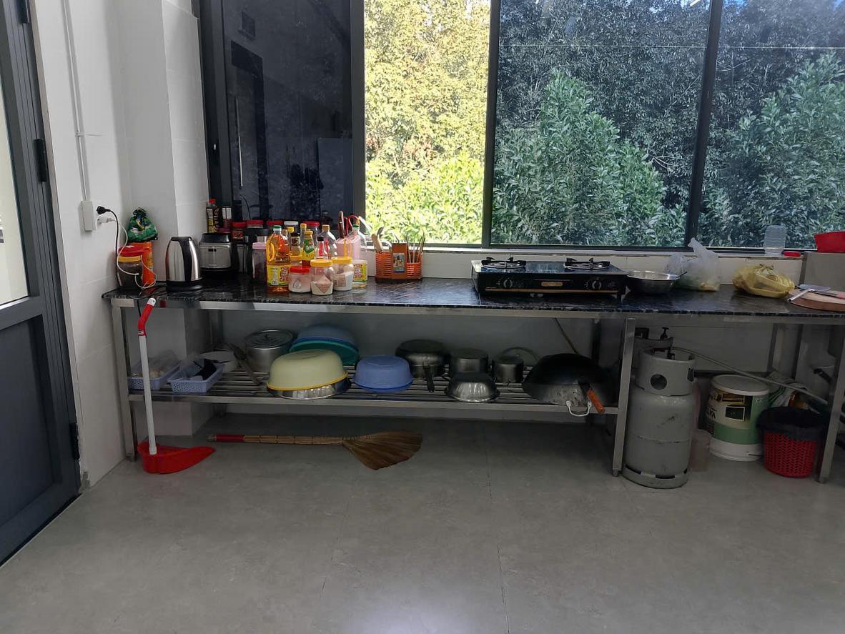 Chụp hút khói inox lắp trên line nấu trong bếp nhà máy.