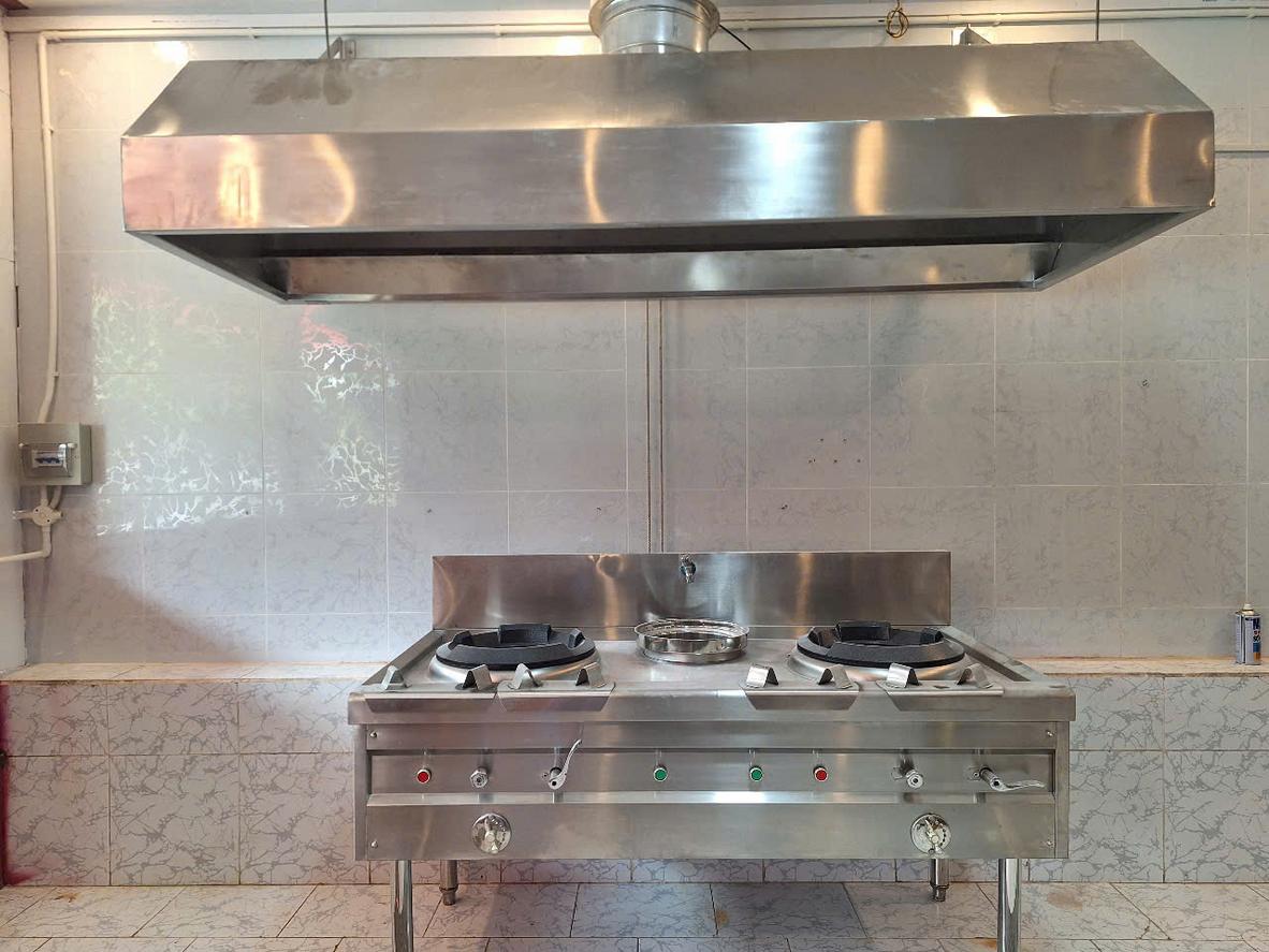 Chụp hút khói inox và cụm phin lọc mỡ + máng hứng mỡ dễ tháo vệ sinh.