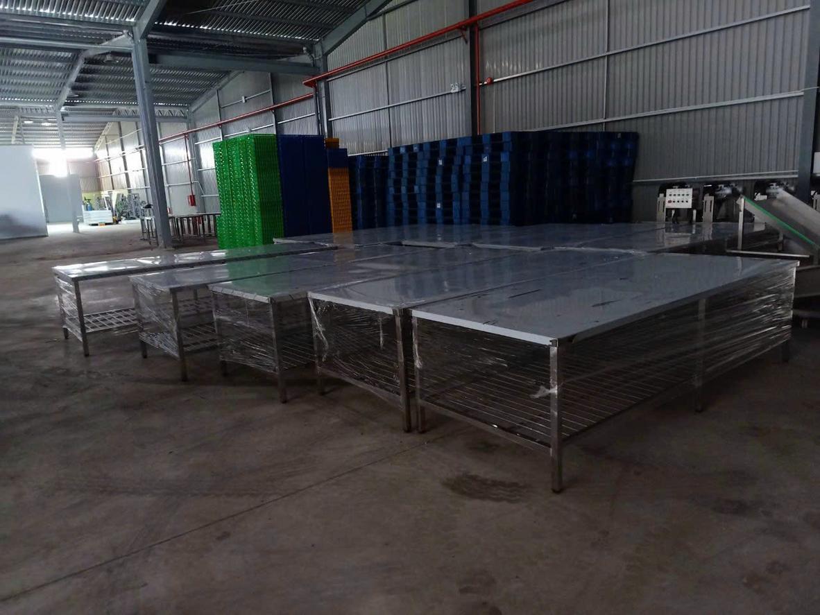 Thiết bị inox gia công theo bản vẽ giúp bếp căn tin tối ưu thao tác và dễ vệ sinh.