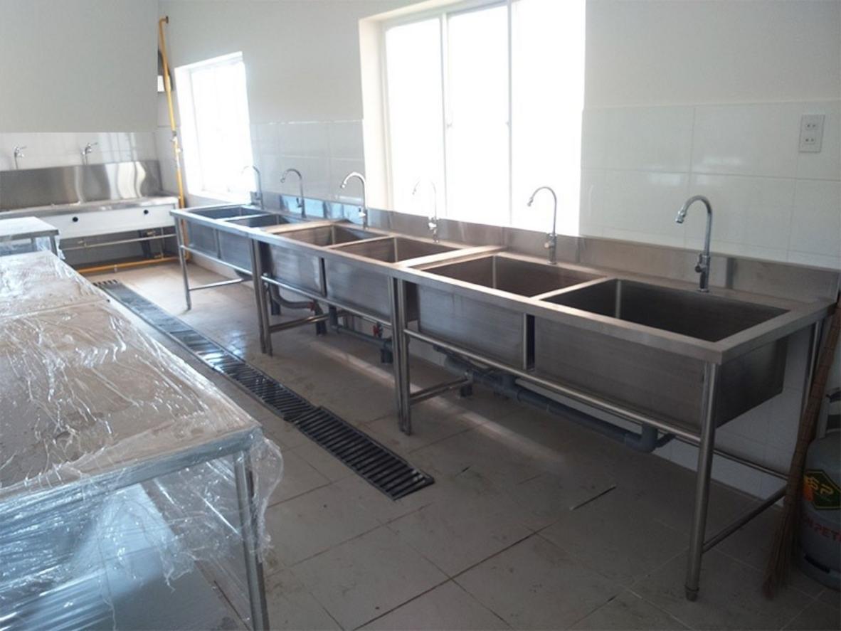 Minh họa chuỗi công đoạn gia công nội thất inox: cắt laser fiber CNC → chấn CNC → hàn TIG/MIG → hoàn thiện bề mặt.