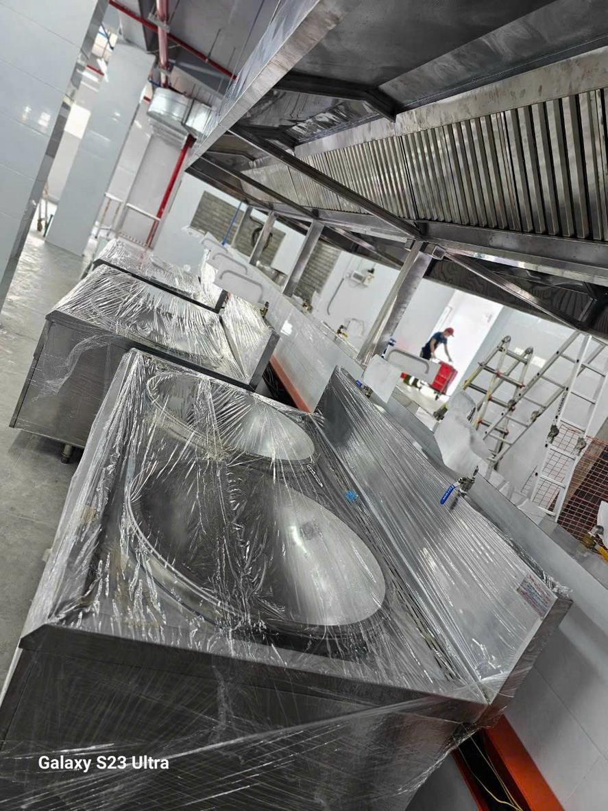 Gia công inox tại xưởng: cắt laser fiber, chấn CNC và hàn TIG giúp thiết bị chuẩn kích thước, mối hàn kín.