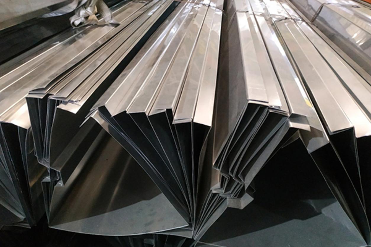 Hàn TIG quanh phễu thu và bịt đầu máng là điểm quyết định chống rò rỉ sau lắp đặt.