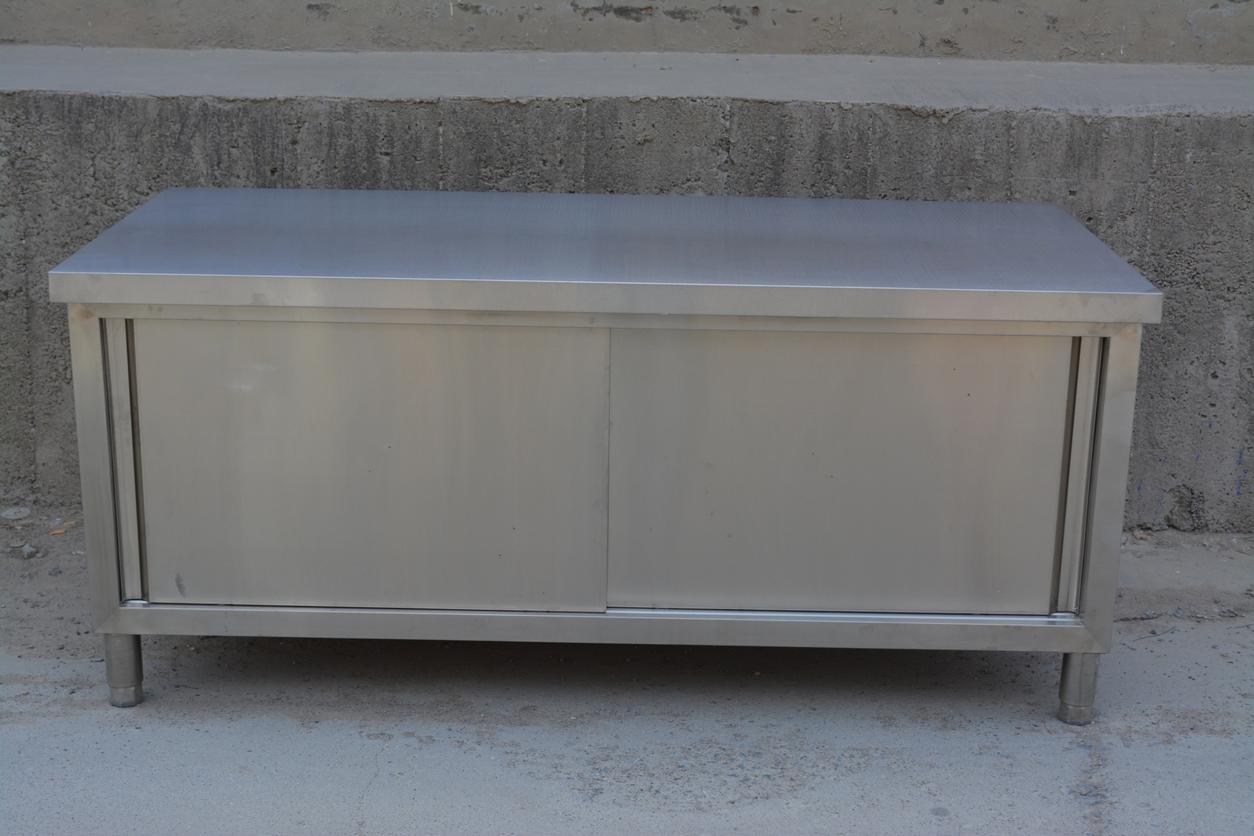 Cận cảnh bề mặt Inox 304 và ký hiệu 304.