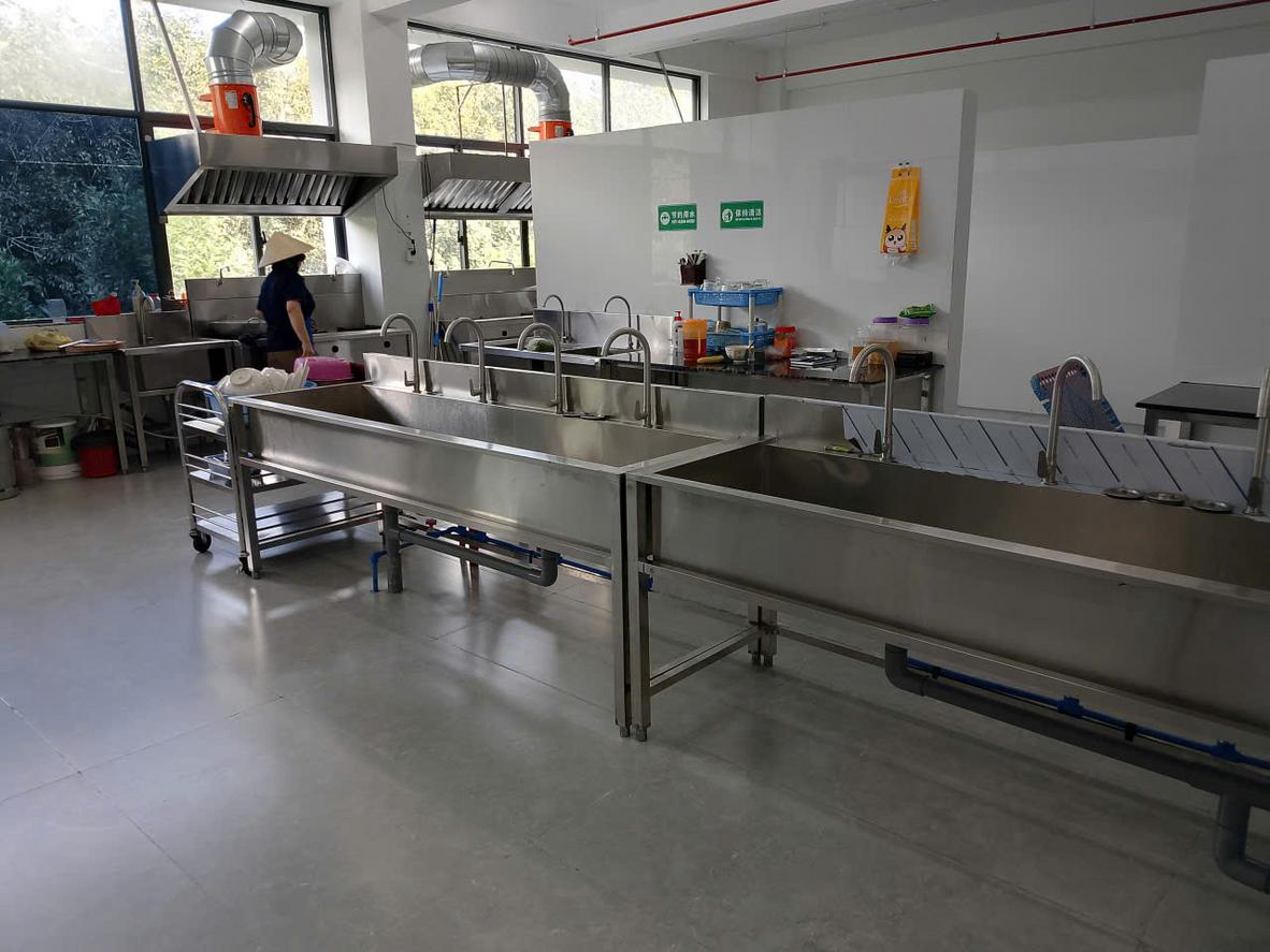 Bố trí kho–nhận hàng và quầy chia suất để tối ưu quãng đường và tốc độ phục vụ.