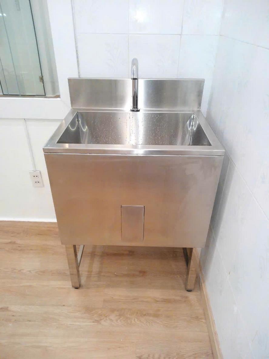 Khu rửa cần thiết kế ưu tiên thoát nước nhanh và tách khỏi khu sạch.