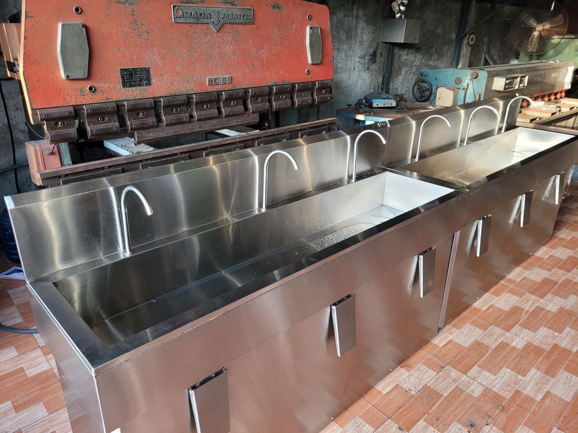 Khu sơ chế tiêu chuẩn với bàn inox, chậu rửa nhiều hộc và rãnh thoát sàn giúp thao tác nhanh và sạch.