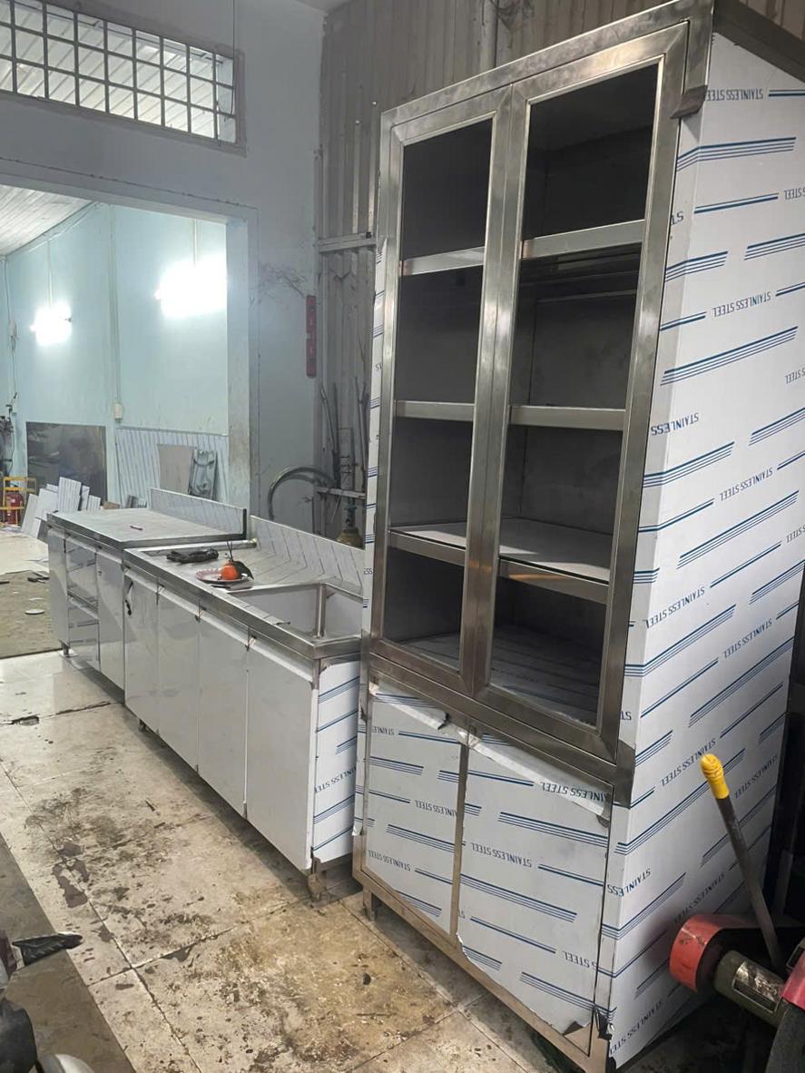 Kiểm tra kích thước, mối hàn và bề mặt trước khi bàn giao.