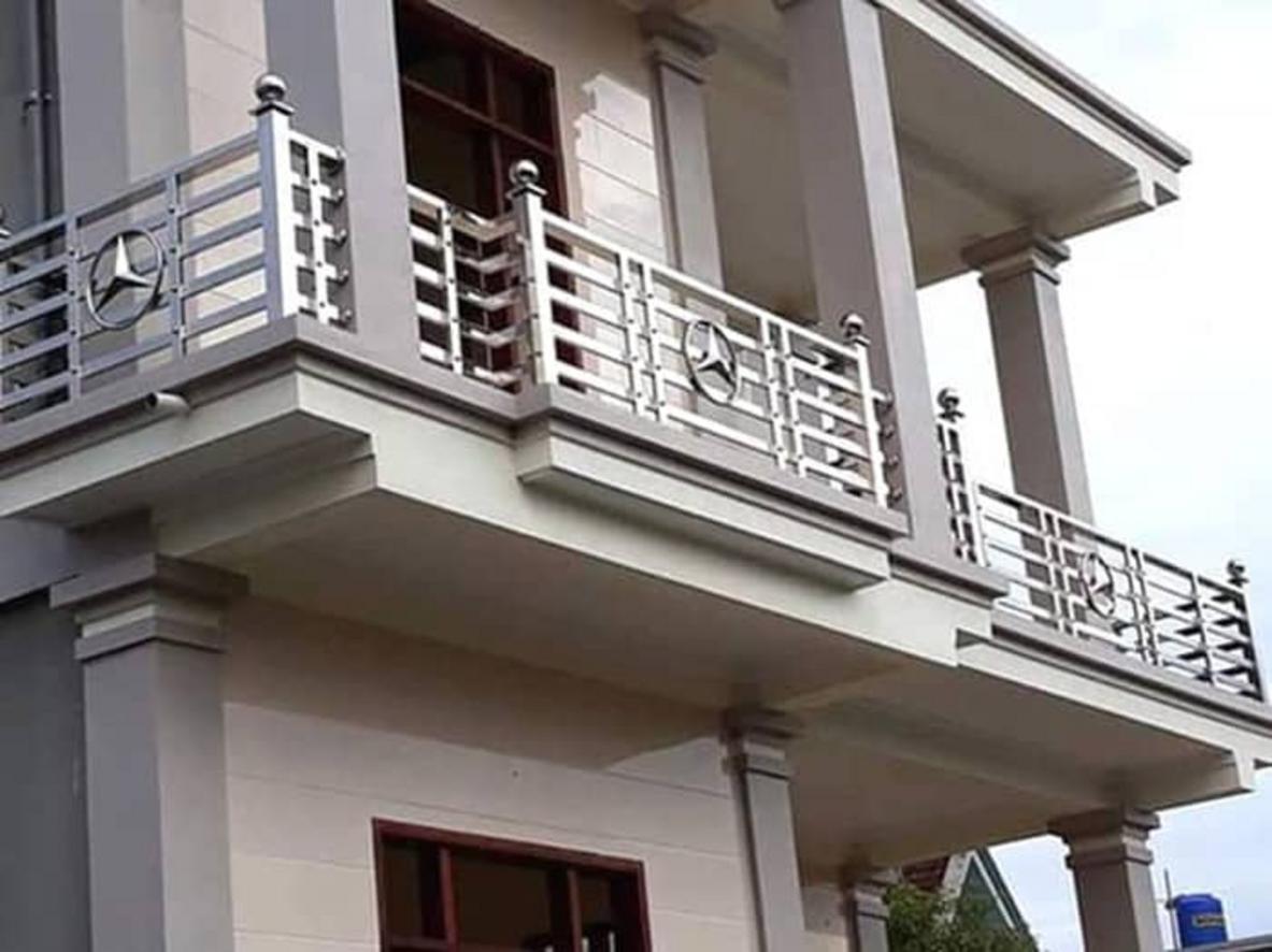 Lan can inox hành lang nhà xưởng với trụ hộp vuông và tay vịn chắc chắn