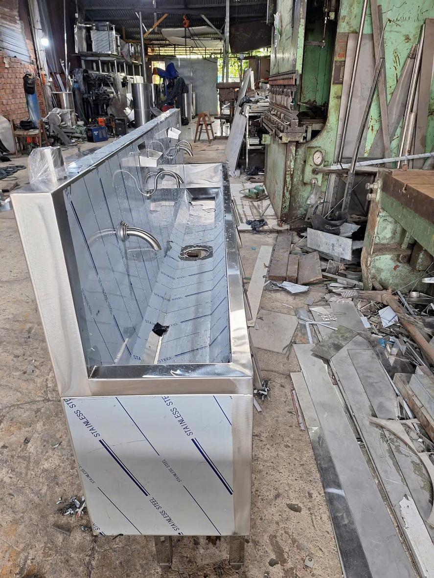 Lắp đặt và nghiệm thu bếp công nghiệp: kiểm tra hút mùi, gas và thoát nước trước bàn giao.