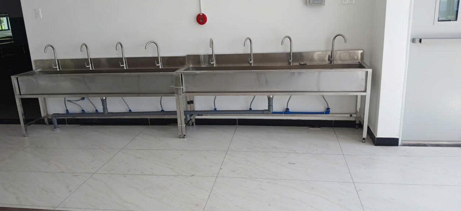 Lắp đặt và nghiệm thu bếp inox KCN: kiểm phẳng, kiểm kín ống gió, test thoát nước và vệ sinh.