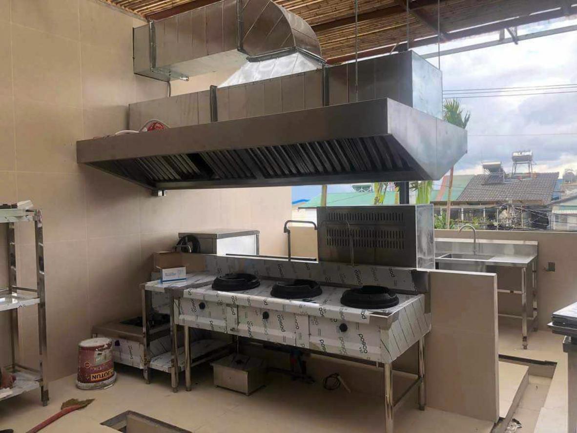 Gia công tại xưởng giúp kiểm soát chất lượng và tiến độ tốt hơn.