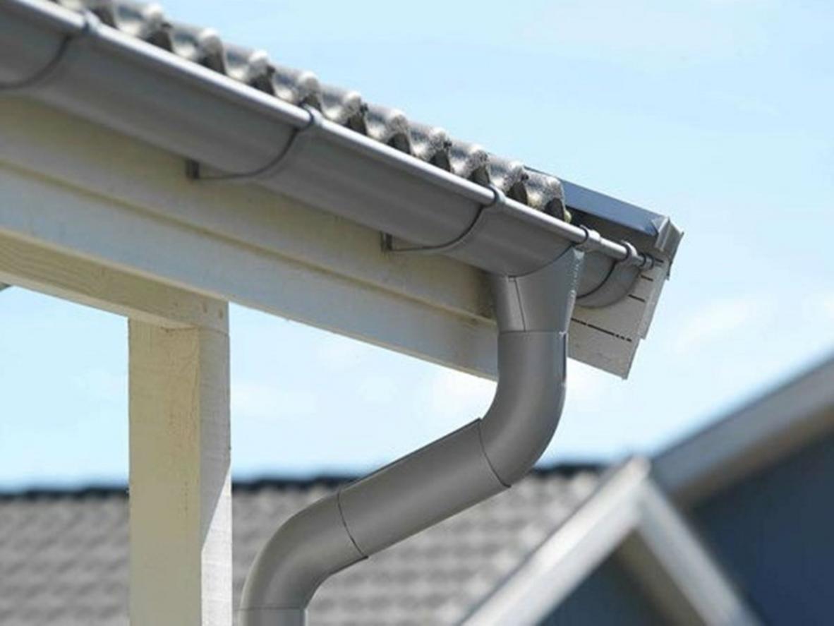 Máng xối inox chữ V/bán nguyệt thường dùng cho nhà phố, biệt thự, ưu tiên thẩm mỹ.