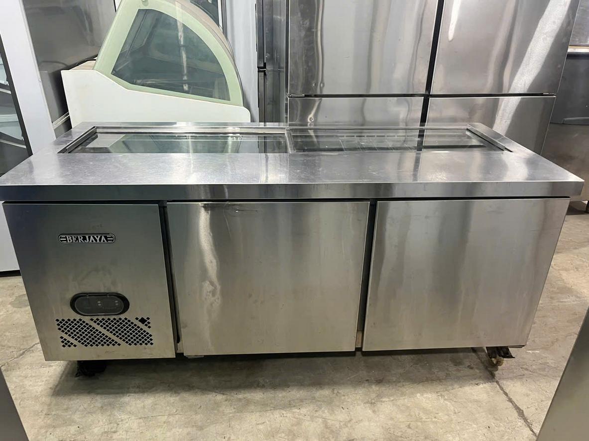 Mặt bàn inox dễ vệ sinh, phù hợp quy trình bếp công nghiệp