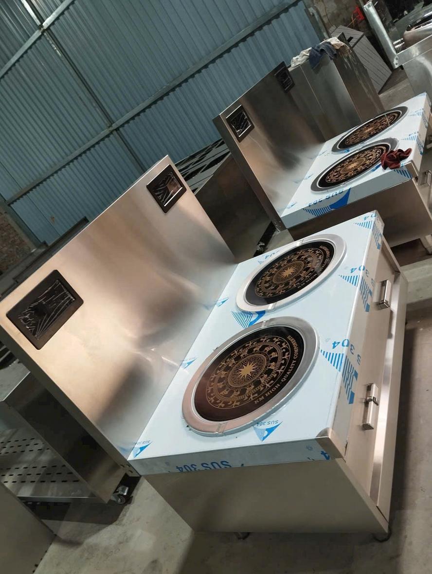 Quầy chia suất và xe đẩy inox giúp tăng tốc phục vụ theo ca trong nhà ăn KCN.