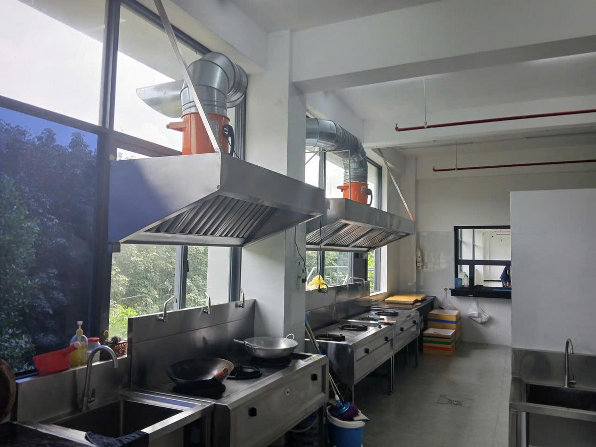 Quy trình 8 bước từ khảo sát đến nghiệm thu hệ thống bếp inox KCN tại xưởng Đại Việt.