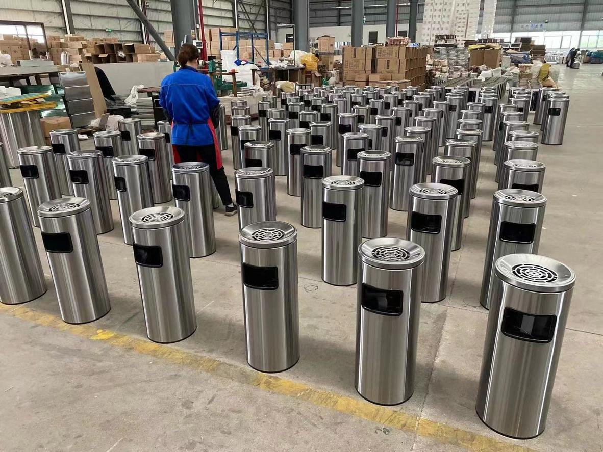 Khay gạt tàn tháo rời của T-016 — dập tắt nhanh, dễ vệ sinh.