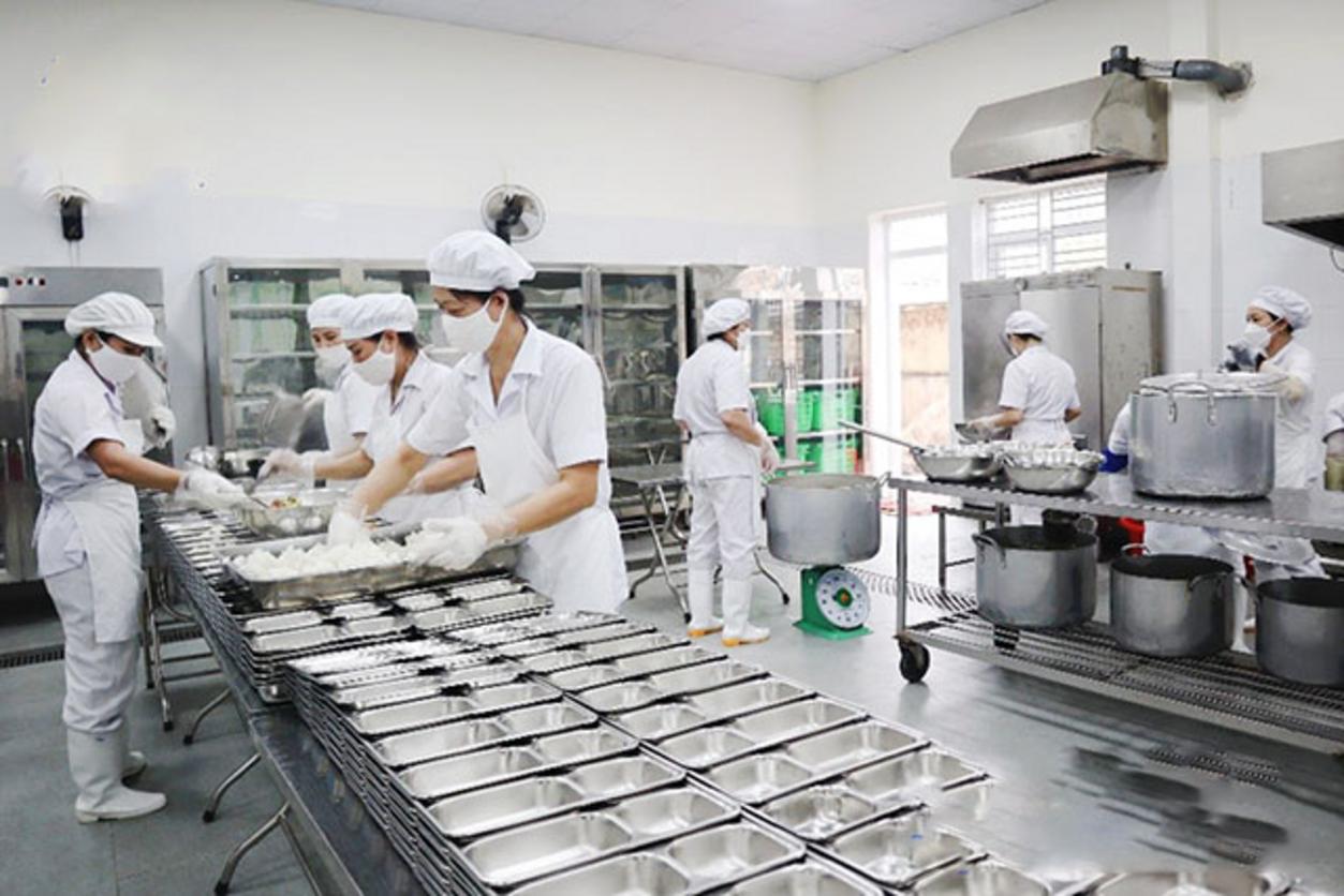 Bố trí phân khu bắt buộc trong bếp một chiều: tiếp nhận–kho–sơ chế–nấu–chia–rửa–rác/bẫy mỡ.