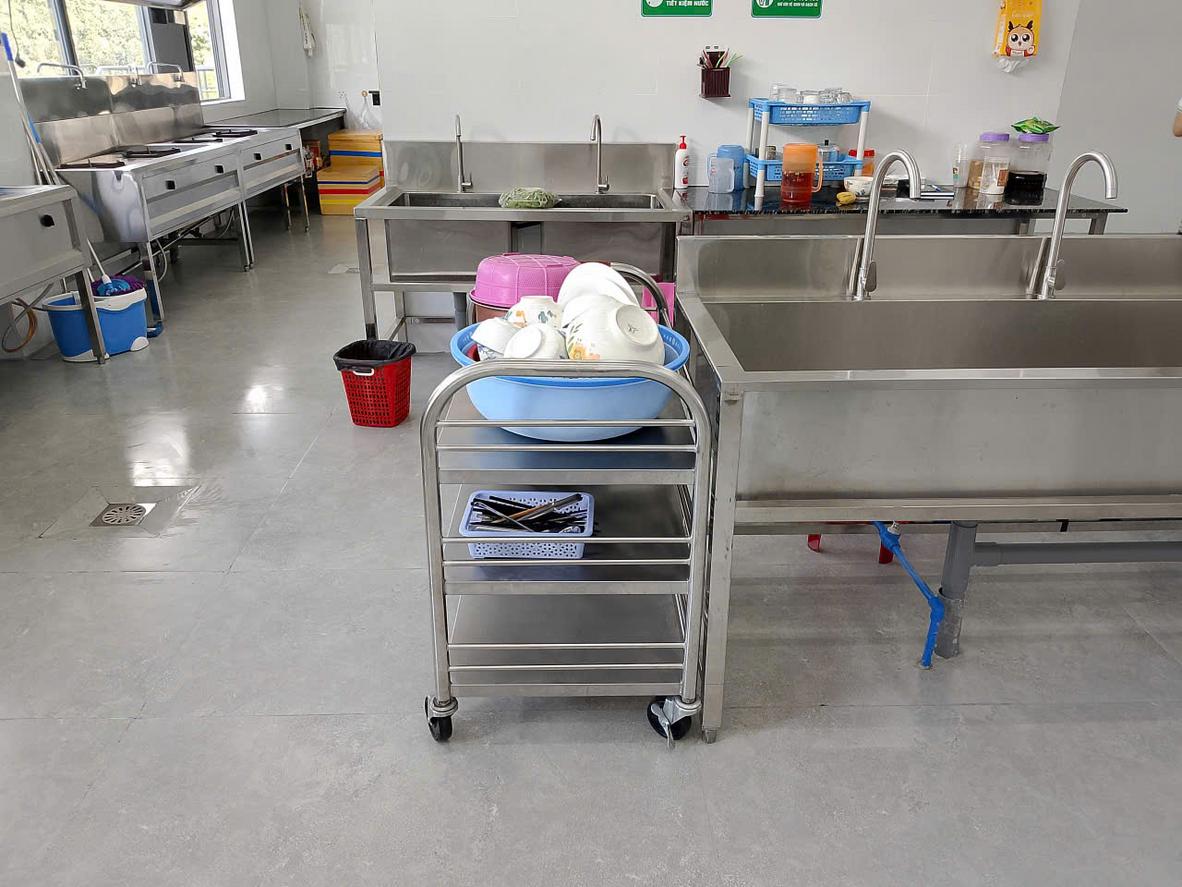 Sơ đồ luồng một chiều: từ nhận hàng đến rửa – sấy – khử khuẩn.