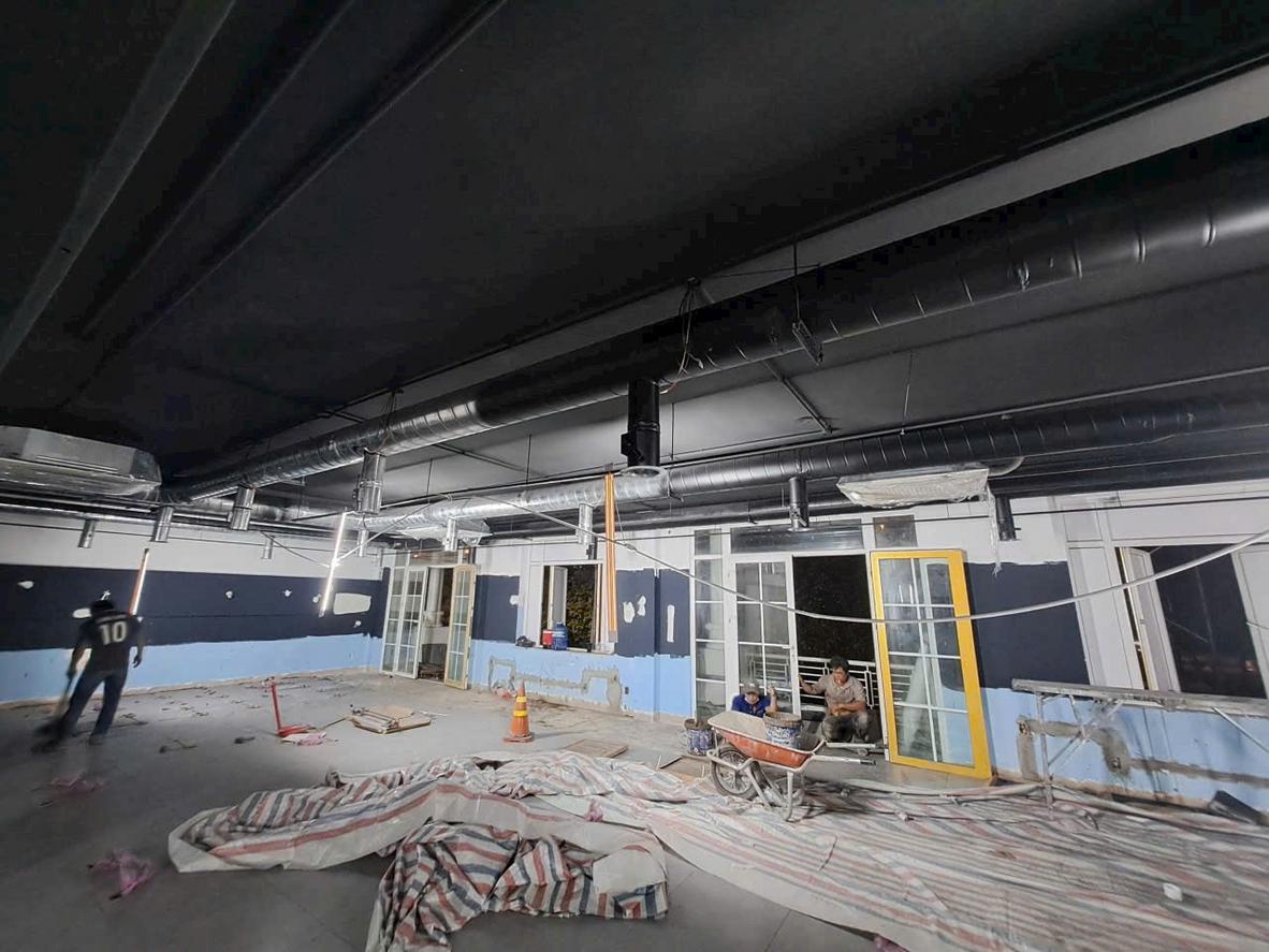 So sánh bếp căn tin và bếp nhà hàng theo công suất và luồng vận hành.