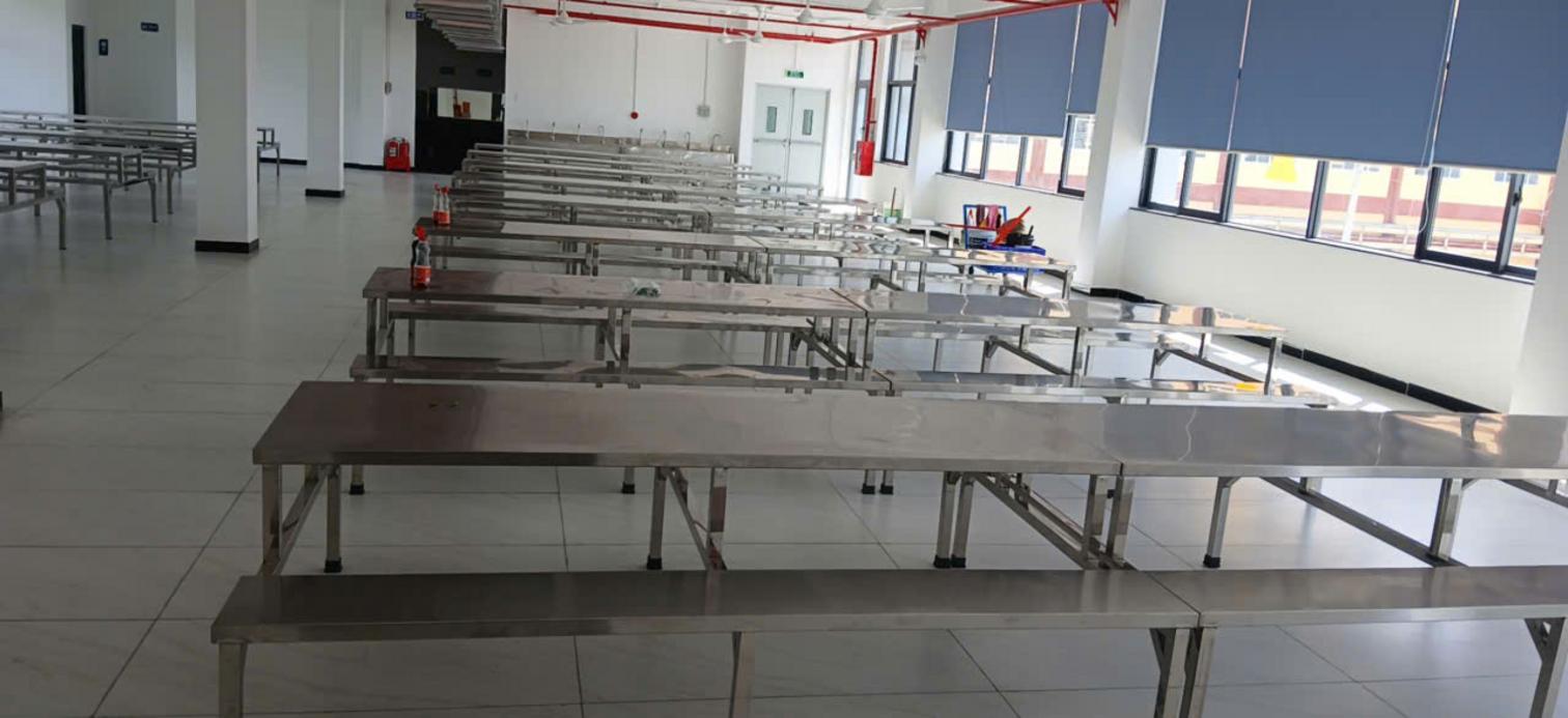 Bảng so sánh inox 201 vs 304 vs 316 cho từng vị trí trong bếp ăn khu công nghiệp.