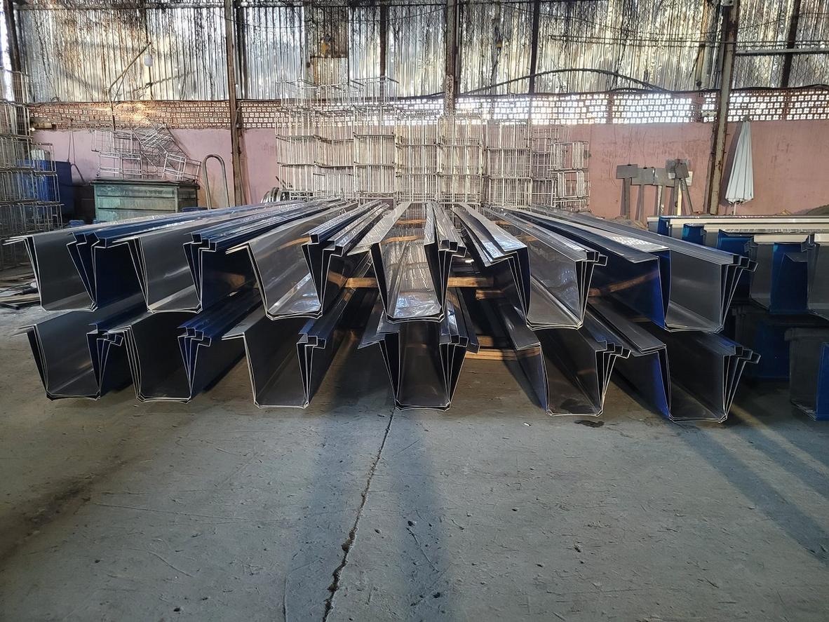 So sánh máng xối inox với tôn/nhựa theo tuổi thọ, khả năng chống gỉ và độ kín mối nối.