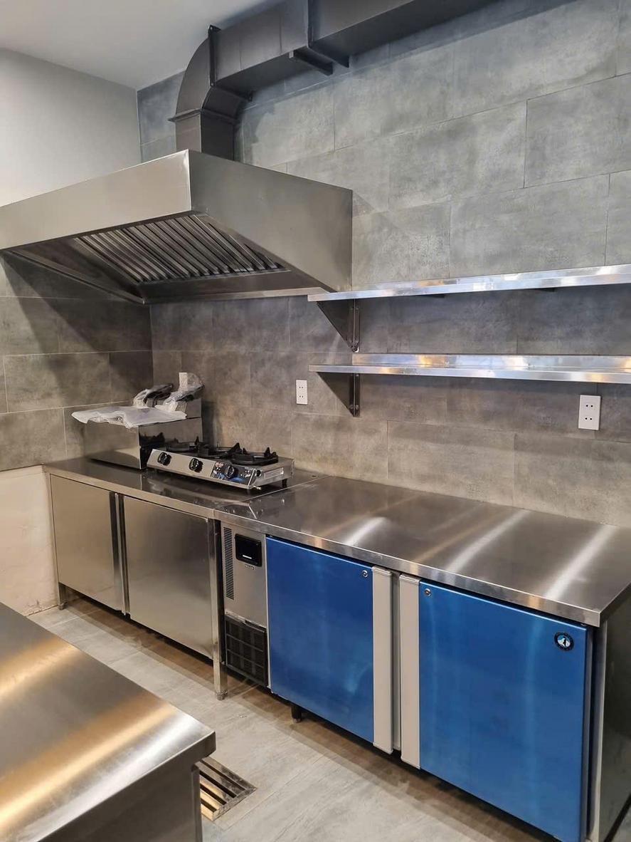 Thiết bị bếp inox gia công theo kích thước thực tế và yêu cầu vệ sinh.