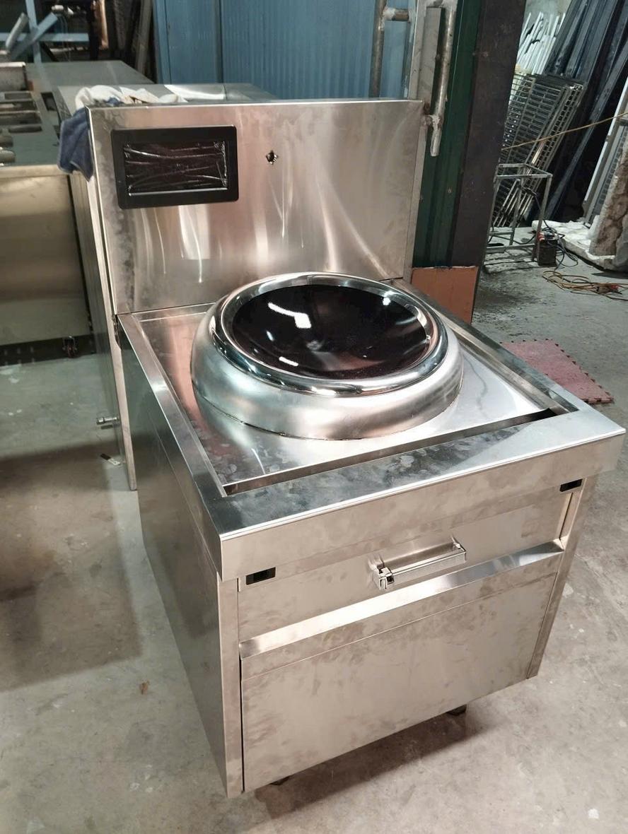 Thiết bị inox khu sơ chế: chậu rửa nhiều hộc, bàn sơ chế có gáy, kệ inox.