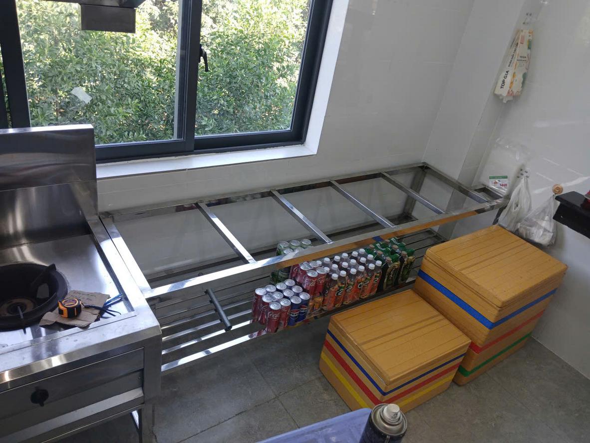 Vật liệu, độ dày và bề mặt hoàn thiện ảnh hưởng mạnh đến giá và độ bền.