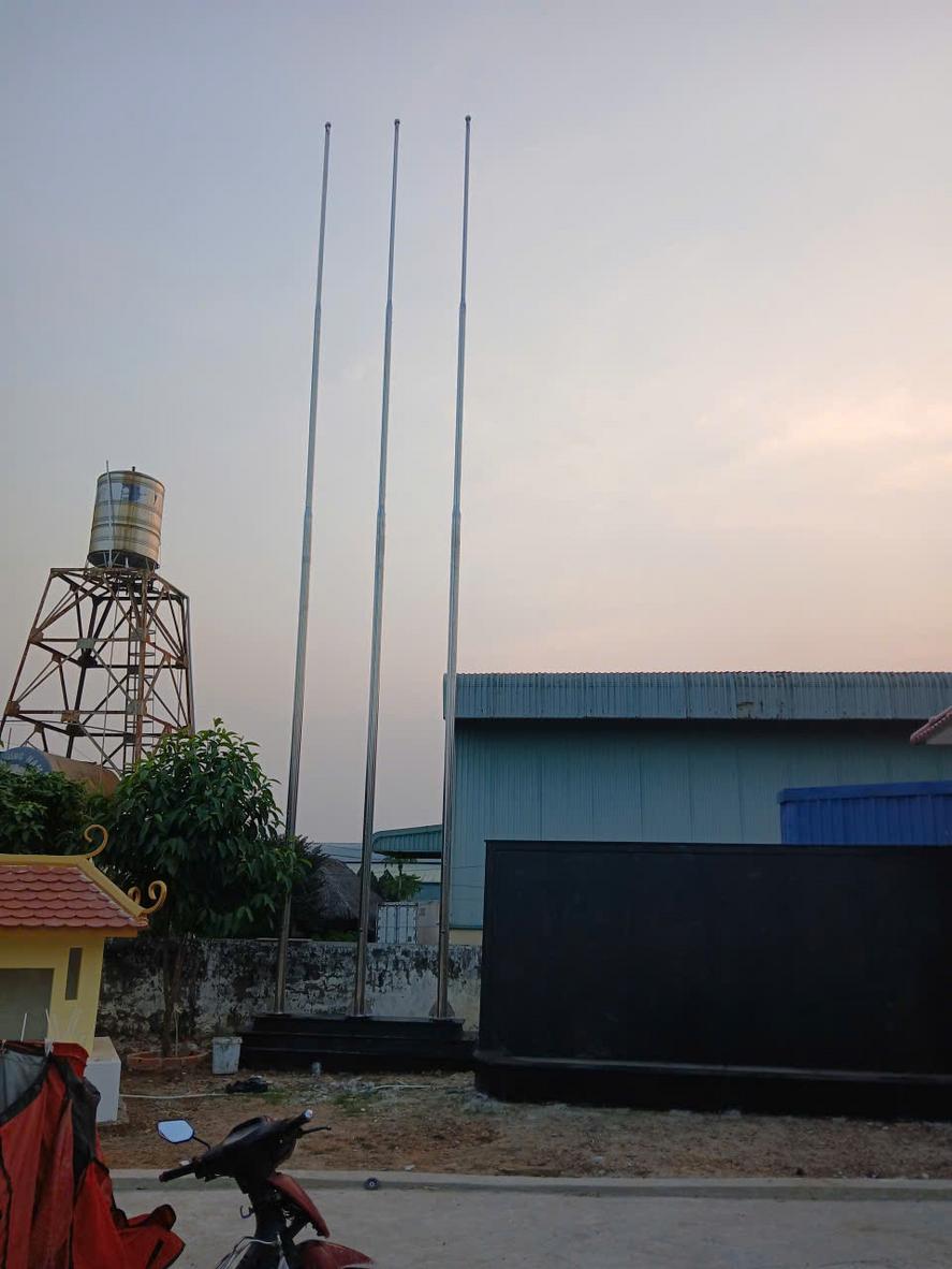 Toàn cảnh cột cờ inox sau thi công tại khuôn viên - Dự án CÔNG TY CỔ PHẦN TẬP ĐOÀN TƯƠNG LAI VIỆT - CHI NHÁNH LÂM ĐỒNG - Cơ Khí Đại Việt
