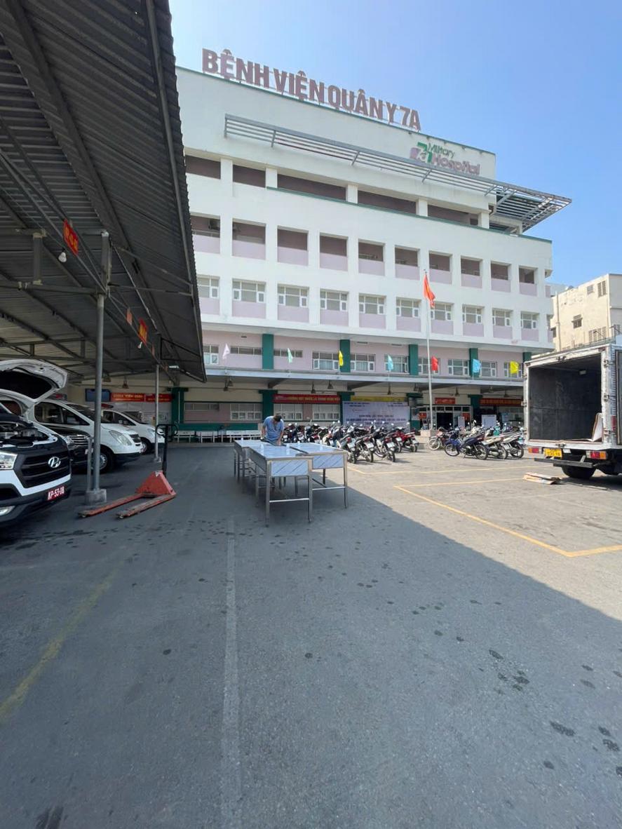 Bàn lấy mẫu inox 304 với vách ngăn mica và vị trí đặt bình hủy kim - Dự án Bệnh viện quân y 7a - Cơ Khí Đại Việt