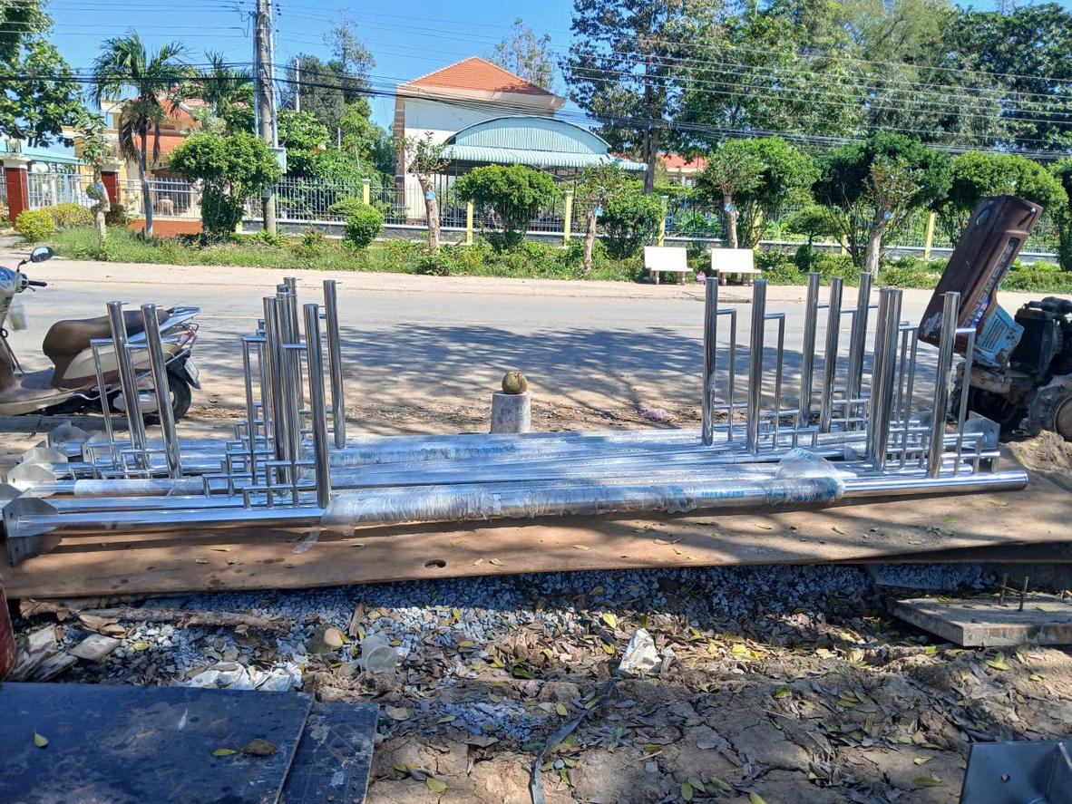 Vận chuyển và lắp dựng cột cờ inox tại công trình - Dự án CÔNG TY CỔ PHẦN TẬP ĐOÀN TƯƠNG LAI VIỆT - CHI NHÁNH LÂM ĐỒNG - Cơ Khí Đại Việt