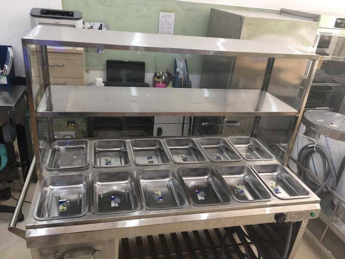 8 khay GN 1/2 và 2 nồi giúp phân món rõ ràng, phục vụ nhanh và gọn.