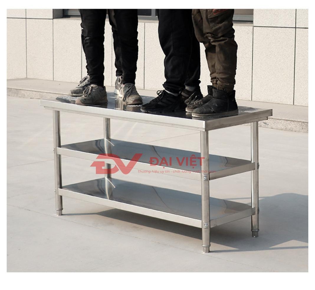 Tổng thể bàn bếp inox 2 tầng 180x80x80cm với kết cấu chắc chắn và mặt bàn rộng.