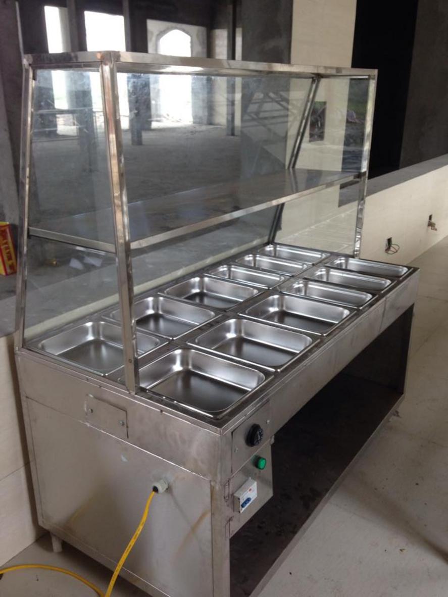 Bánh xe khóa giúp quầy linh hoạt di chuyển nhưng vẫn đứng chắc khi phục vụ.