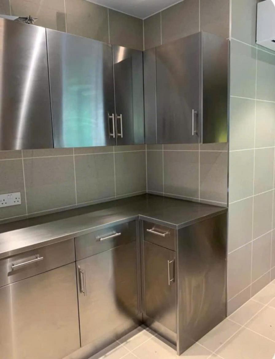 Các yếu tố chính ảnh hưởng đến báo giá tủ bếp inox công nghiệp theo yêu cầu.