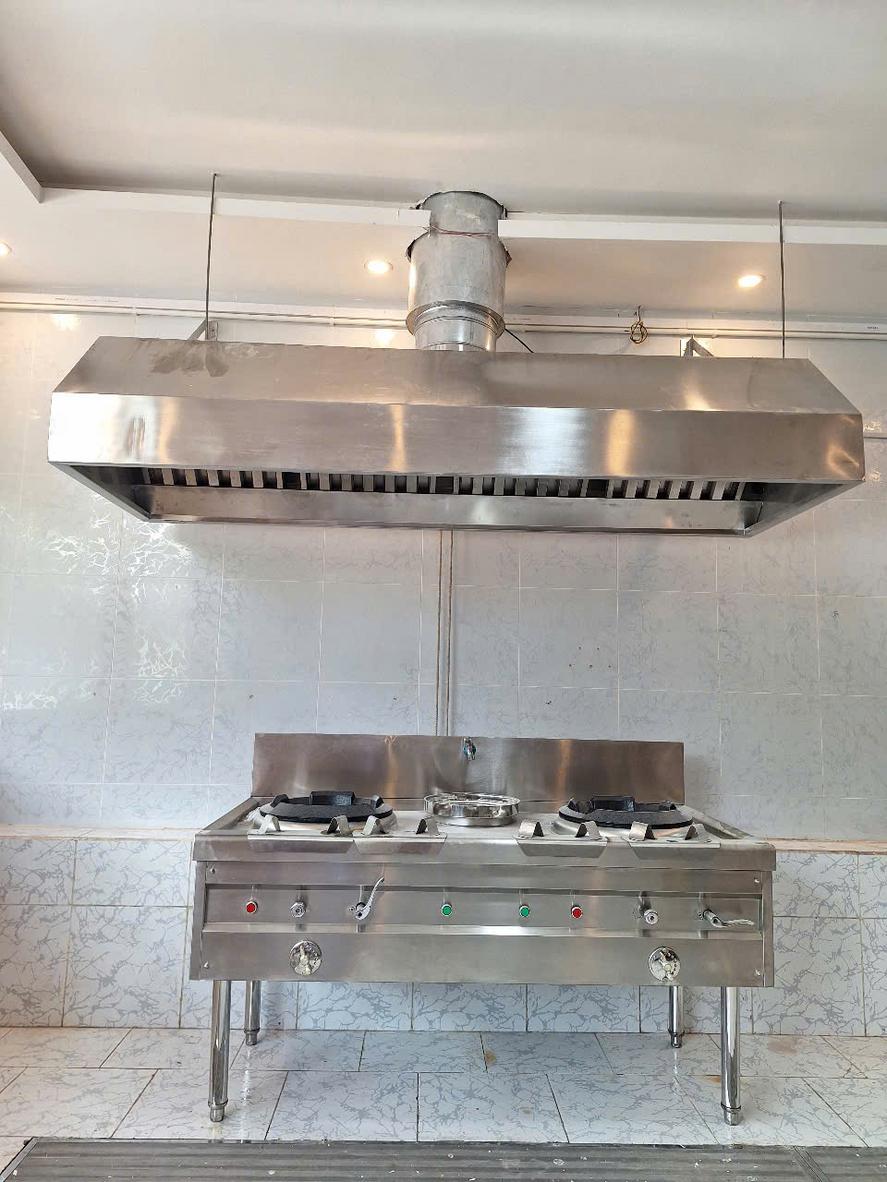 Chụp hút inox 304 tích hợp phin lọc mỡ và hộp hứng dầu.