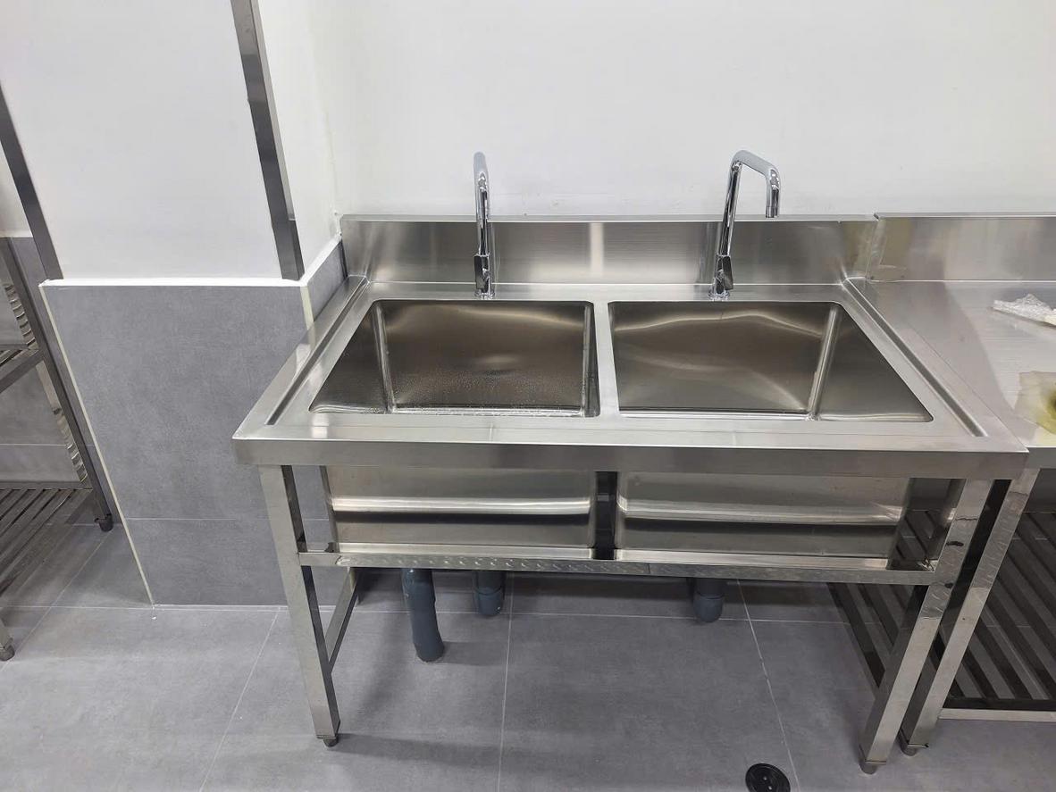 Gia công bàn, kệ, chậu rửa, xe đẩy và chụp hút mùi inox cho bếp công nghiệp.