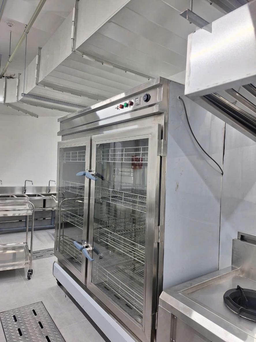 Mô hình bếp 35–50m² có nhiều khu vận hành và thiết bị inox đồng bộ