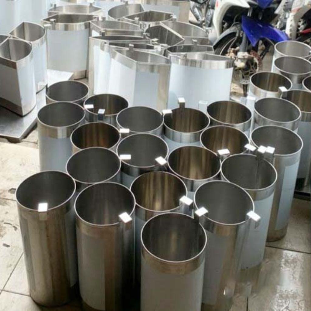 Thân nồi inox 304 dày, sáng và an toàn cho thực phẩm.