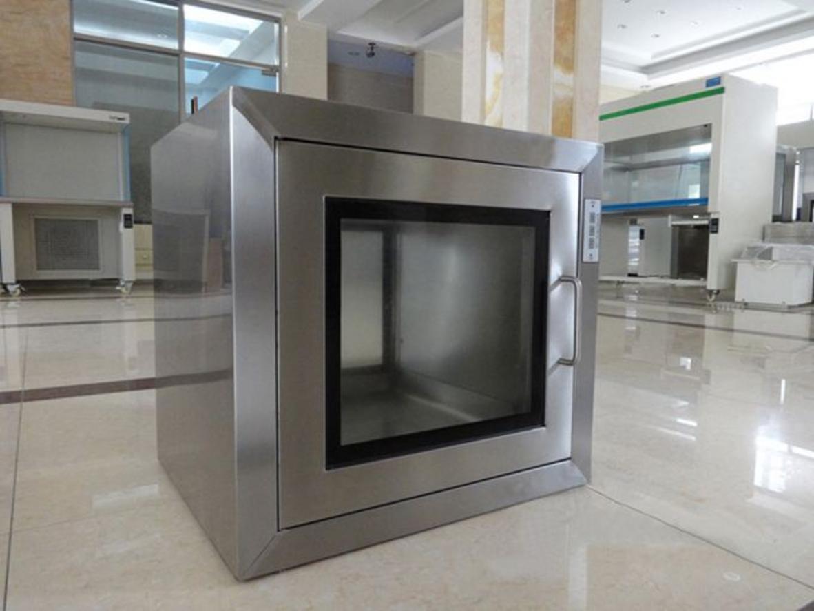 Kính cường lực trong suốt giúp kiểm tra vật tư nhanh.