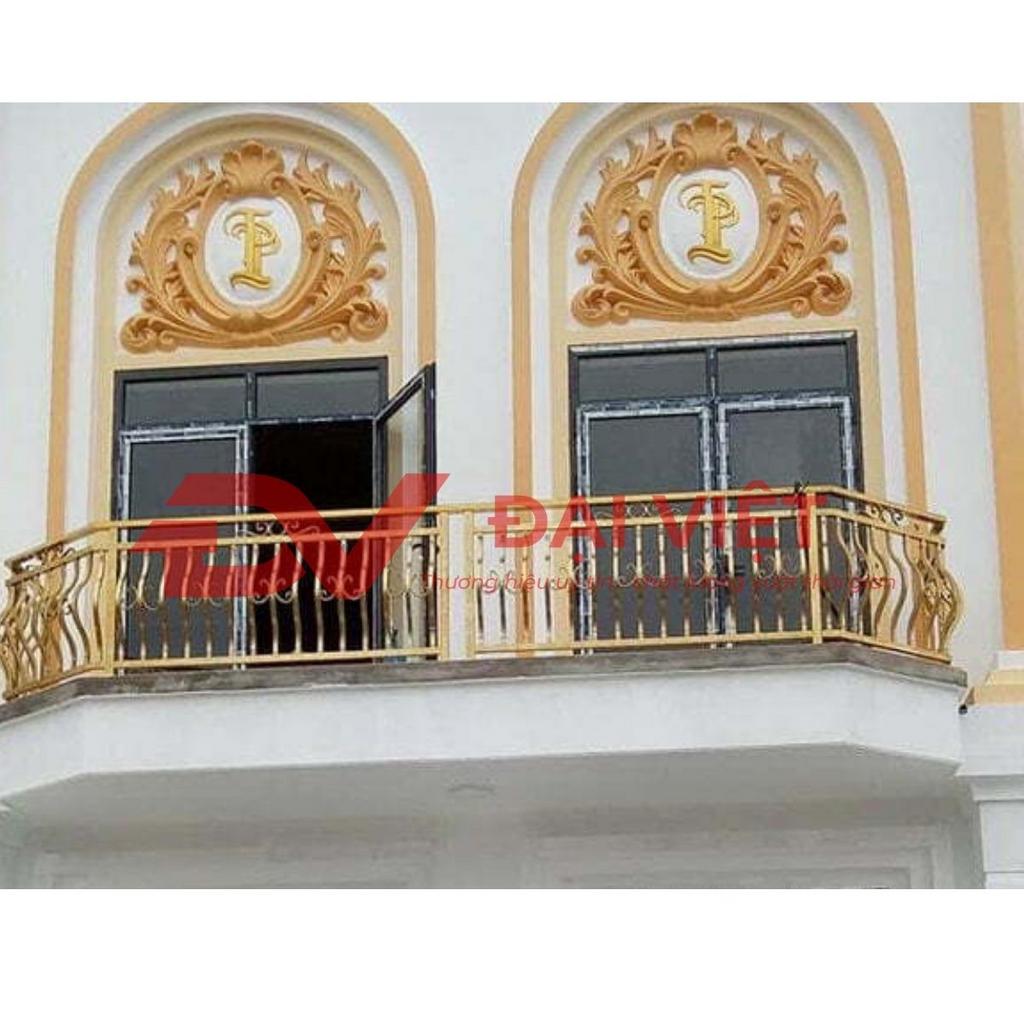 Phối kính cường lực giúp lan can inox thoáng sáng và an toàn hơn.