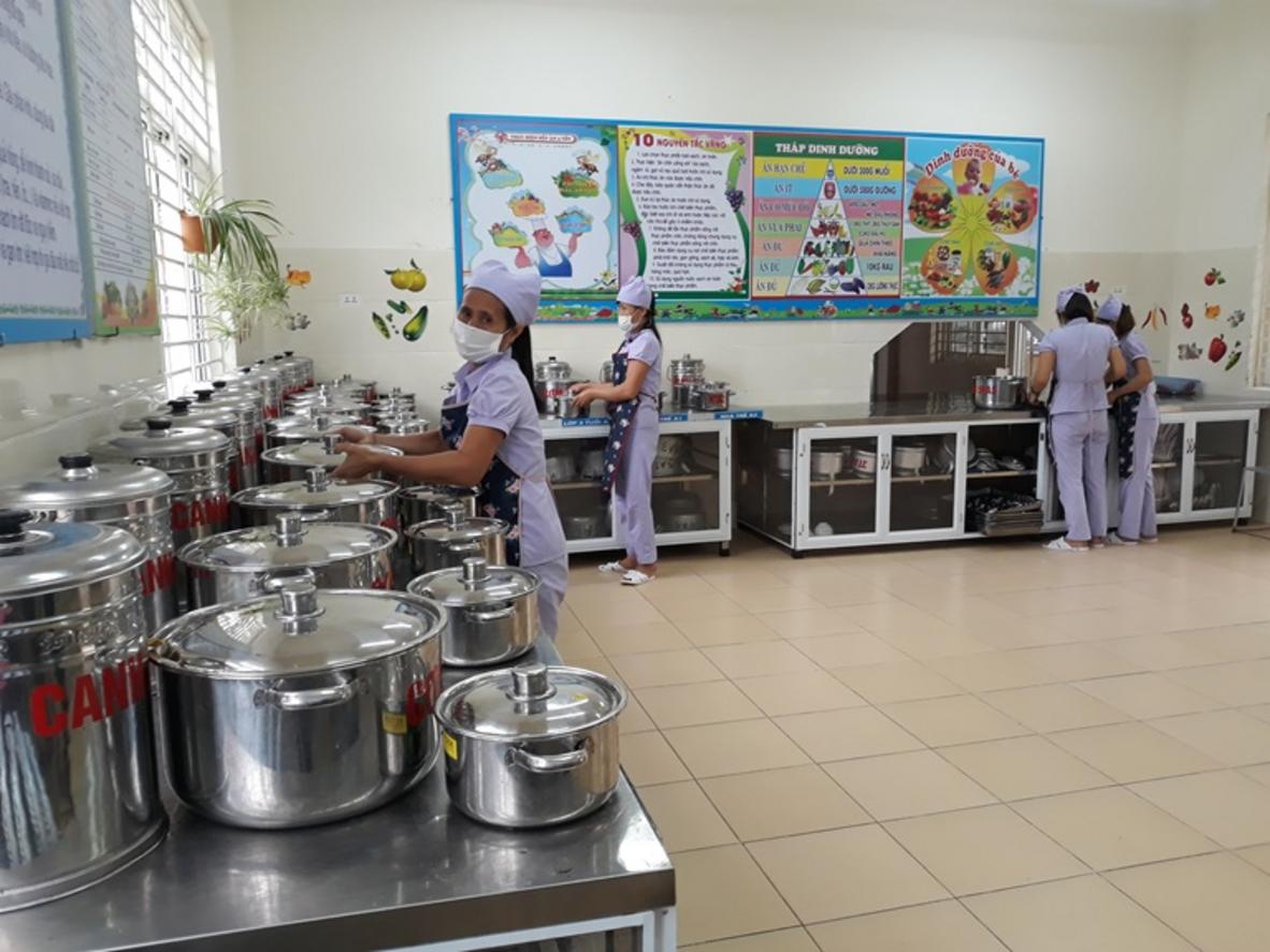 Bố trí 6 khu chức năng giúp thực phẩm đi theo một chiều từ nguyên liệu đến suất ăn.