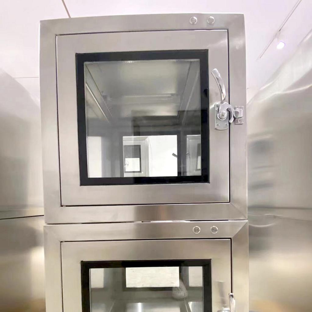 Cận cảnh cấu tạo pass box inox 304 với khóa liên động điện và đèn UV.