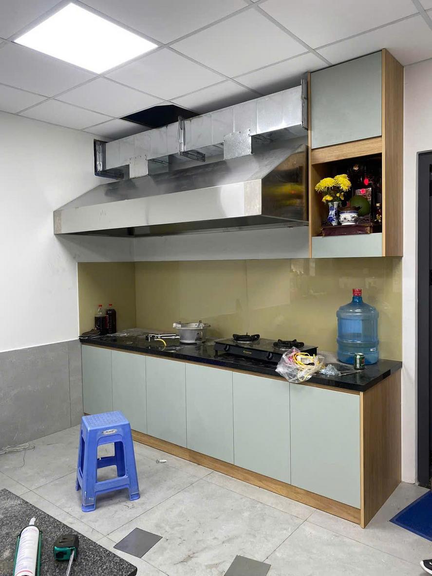 Quy trình 6 bước từ đo đạc đến bàn giao tủ bếp inox công nghiệp.