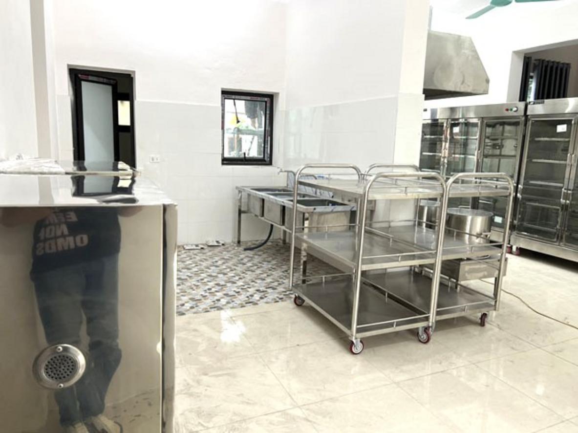Sơ đồ 6 khu chức năng trong bếp một chiều cho trường học: tiếp nhận, kho, sơ chế, nấu, chia soạn và rửa.
