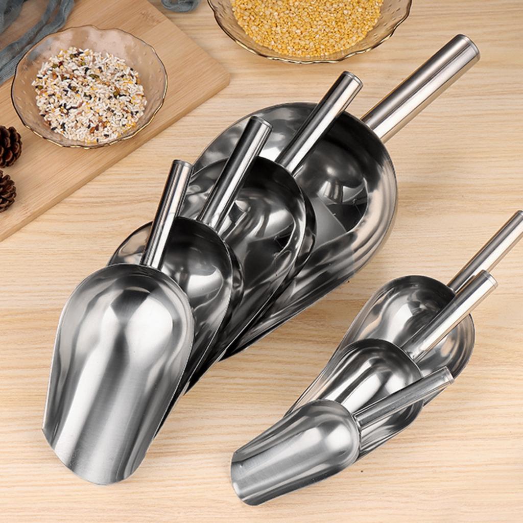 So sánh size giúp chọn muôi xúc đá phù hợp quy mô quầy và bếp.