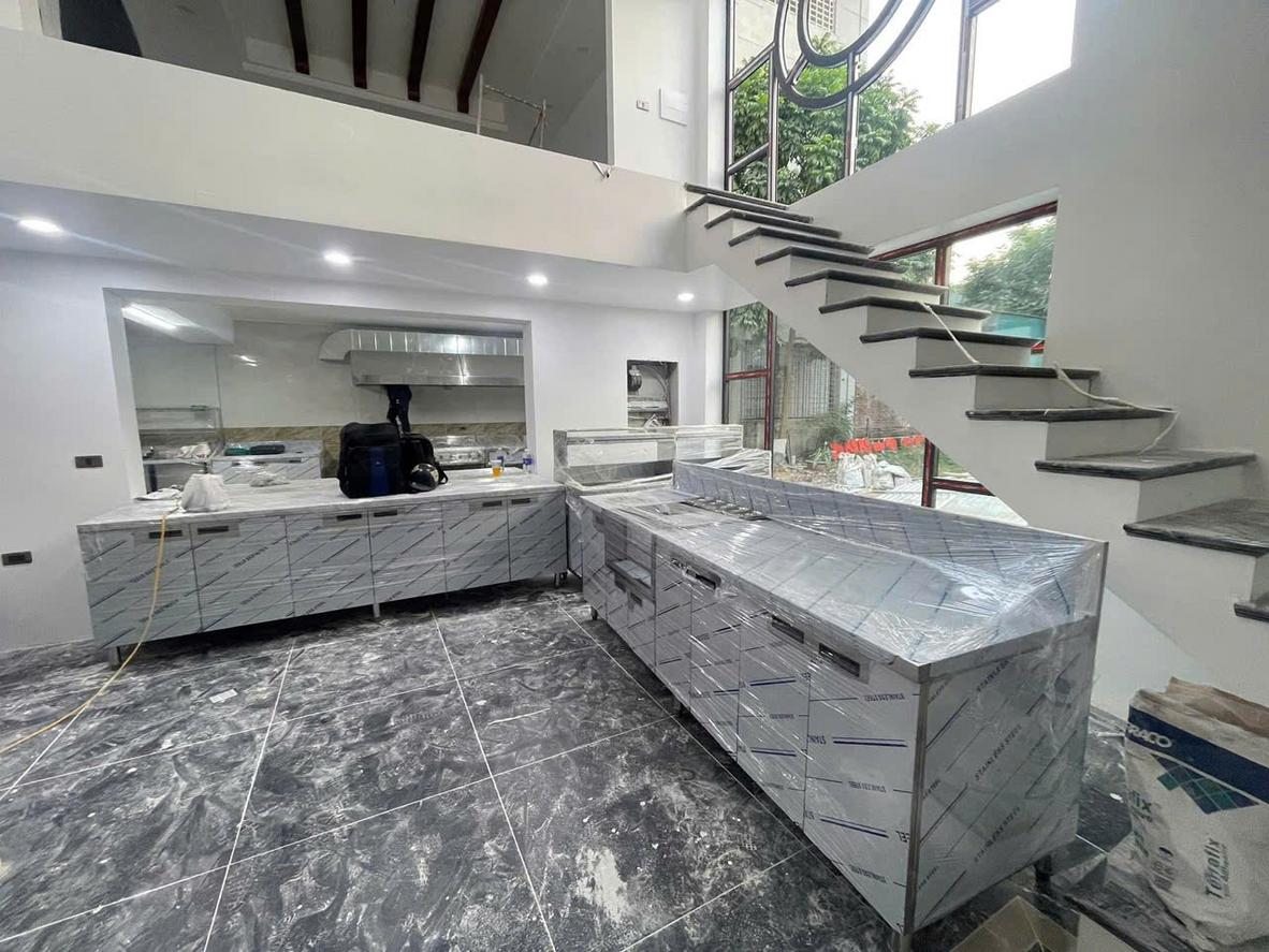 Bảng so sánh nhanh tủ gỗ/MDF và tủ inox 304 trong môi trường bếp công nghiệp.