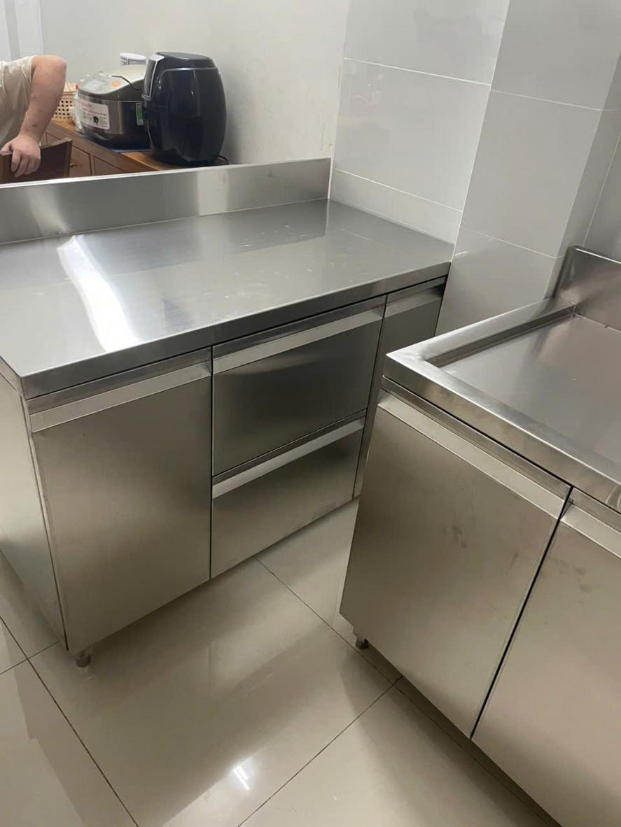 Hệ tủ bếp inox công nghiệp thực tế do Cơ Khí Đại Việt gia công và lắp đặt cho bếp nhà hàng/nhà máy