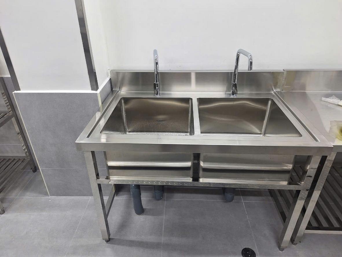 Thiết bị inox 304 do Đại Việt gia công trực tiếp cho bếp nhà hàng nhỏ.